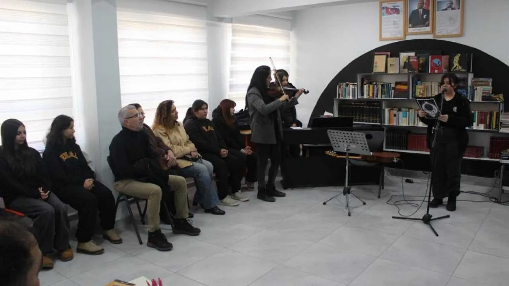 Köyceğizli öğrencilerden şiir ve müzik konseri