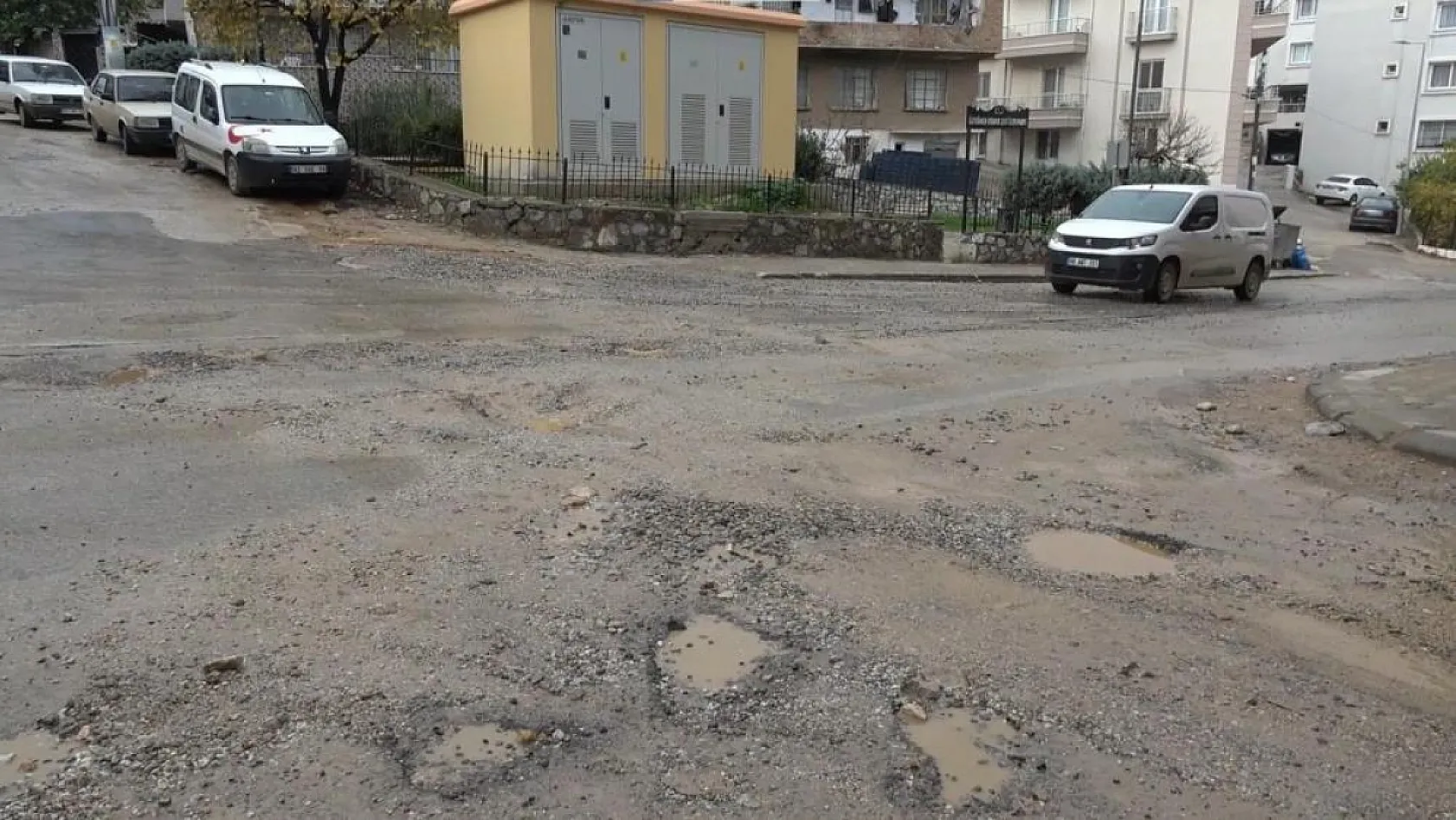 Milas'ta yağış sonrası yollar çamura döndü