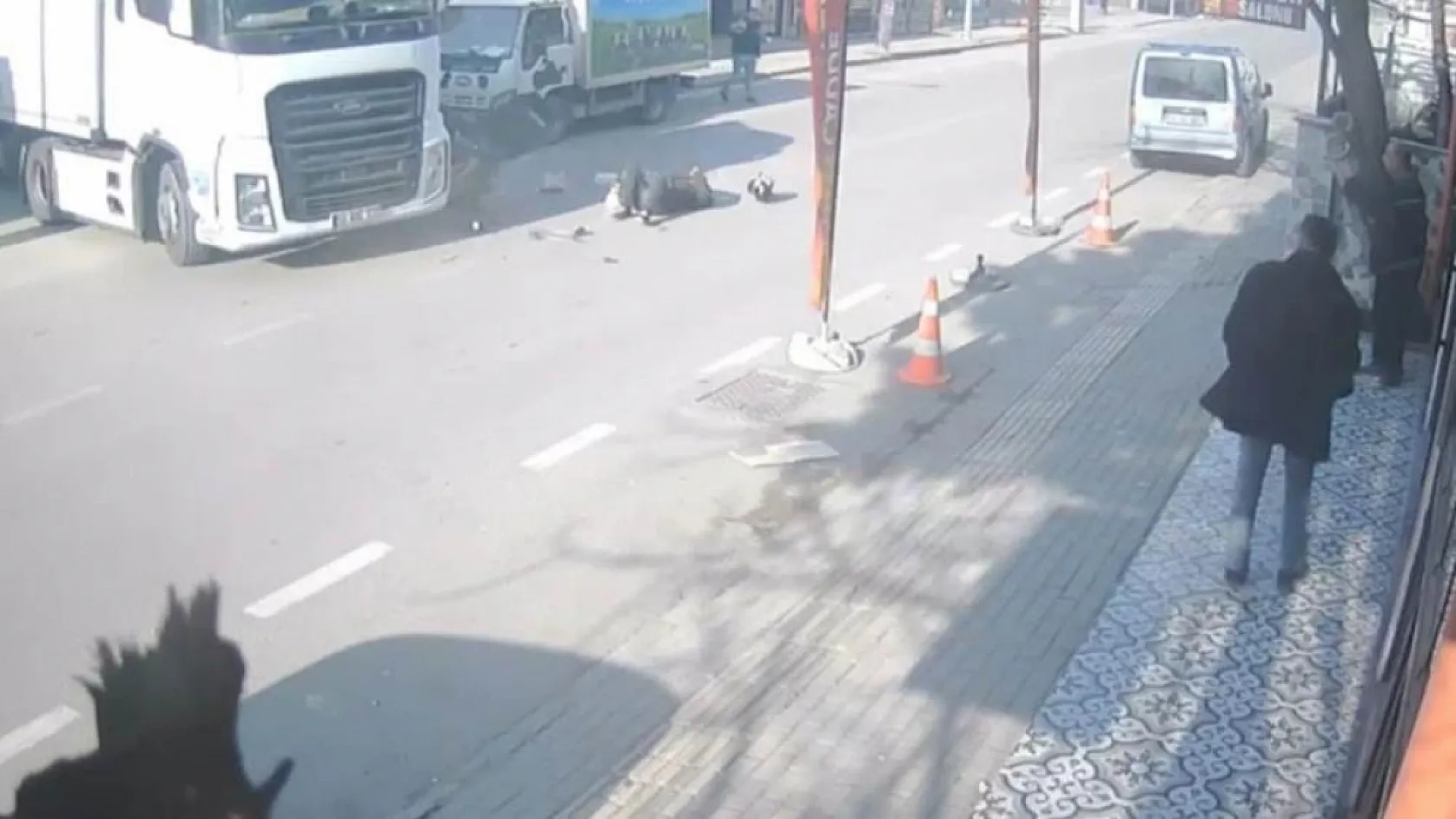 Anayola çıkan tıra, motokurye böyle çarptı