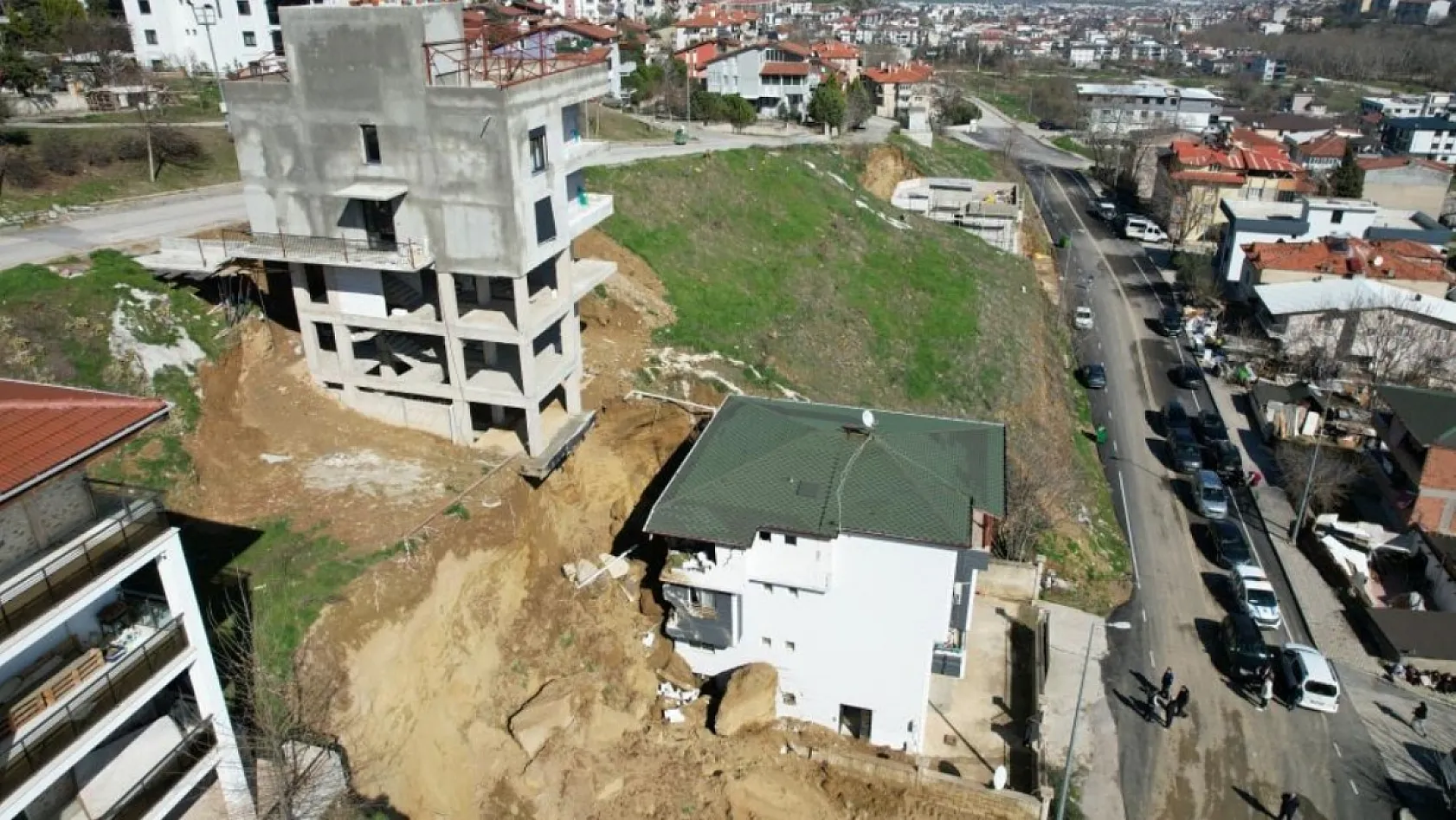 Az daha evleri başlarına yıkılıyordu
