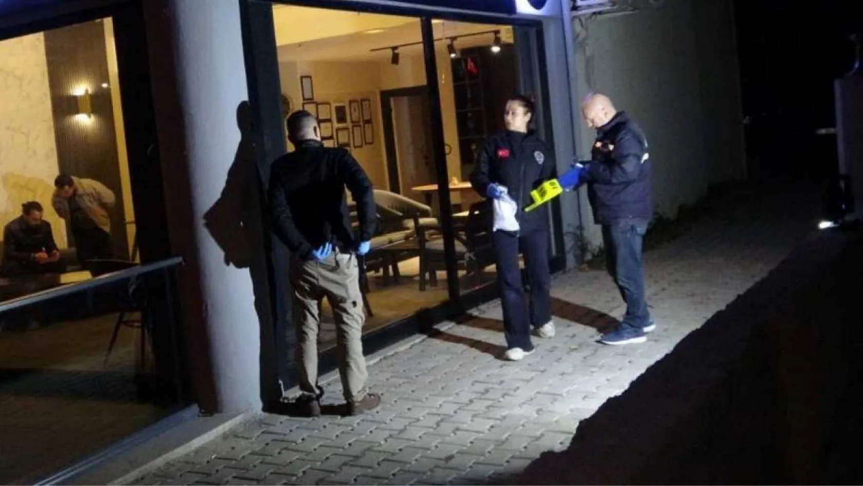 Park halindeki araçlara çarptı, pompalı tüfek ile işyeri sahibini yaraladı