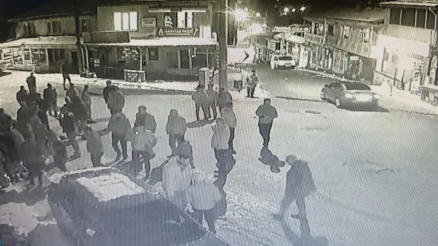 17 yaşındaki çocuk, husumetlisini silahla vurdu: 2 gözaltı