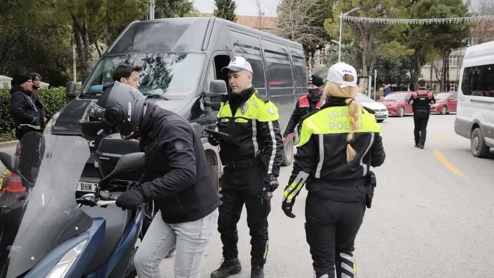 Muğla Cumhuriyet Meydanı'nda geniş kapsamlı trafik denetimi
