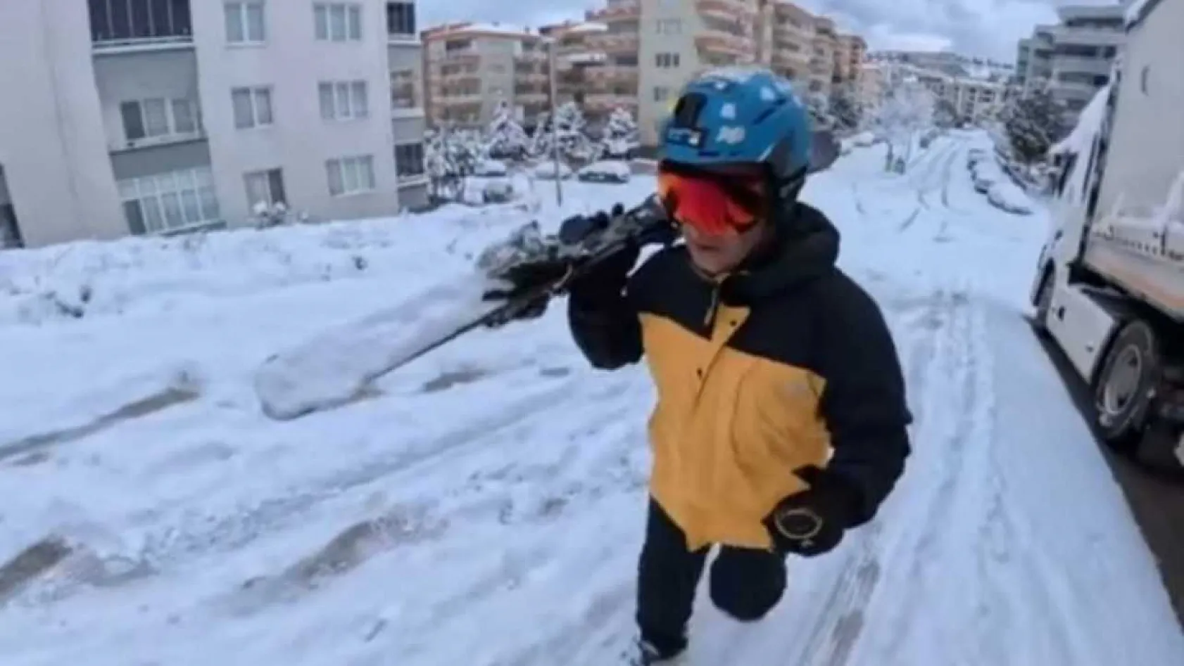 İşe gitmek için ilginç bir yönteme başvurdu: kayakla gitti