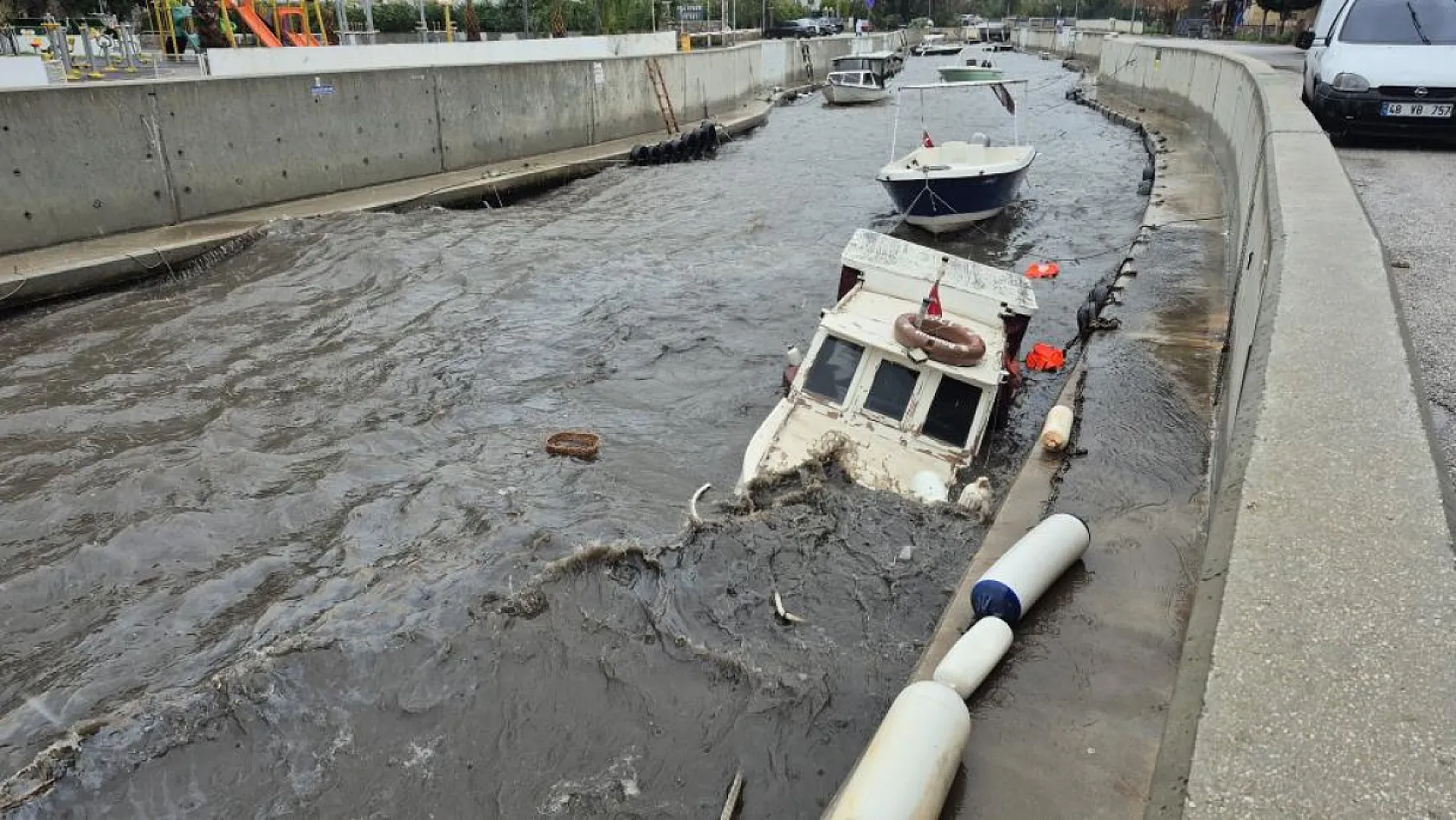 Bodrum'da karaya vuran ve batan teknelerde büyük hasar meydana geldi