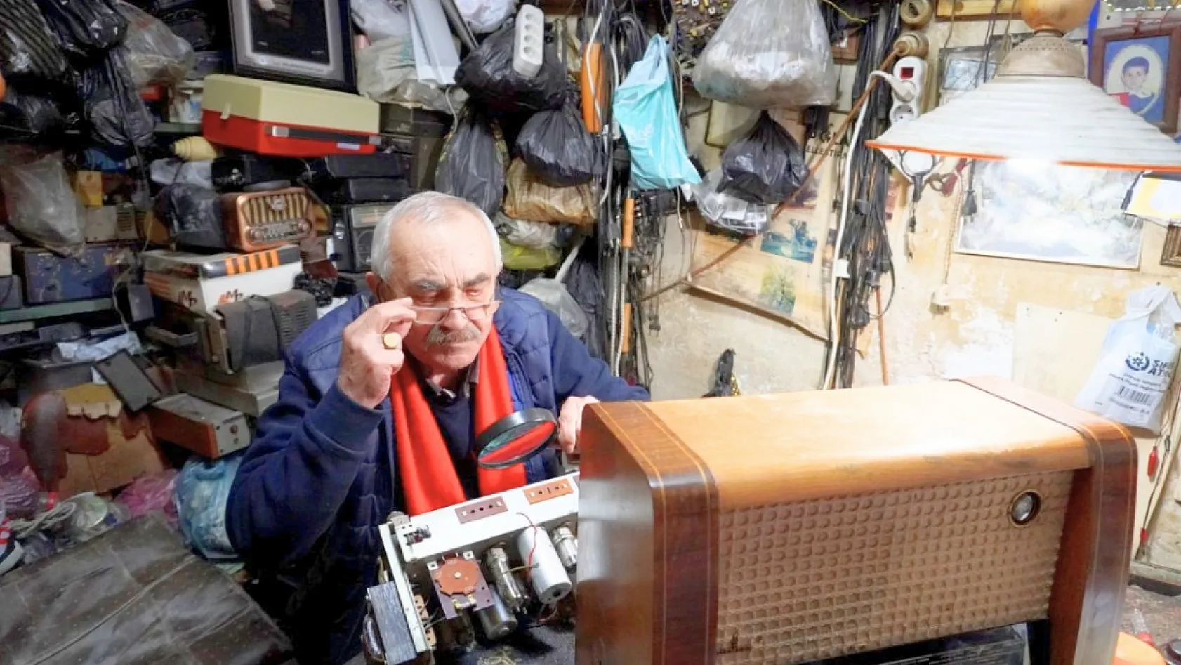 Muğla'da tarihi çarşının 'Radyocu Mustafa'sı 58 yıldır radyo tamir ediyor