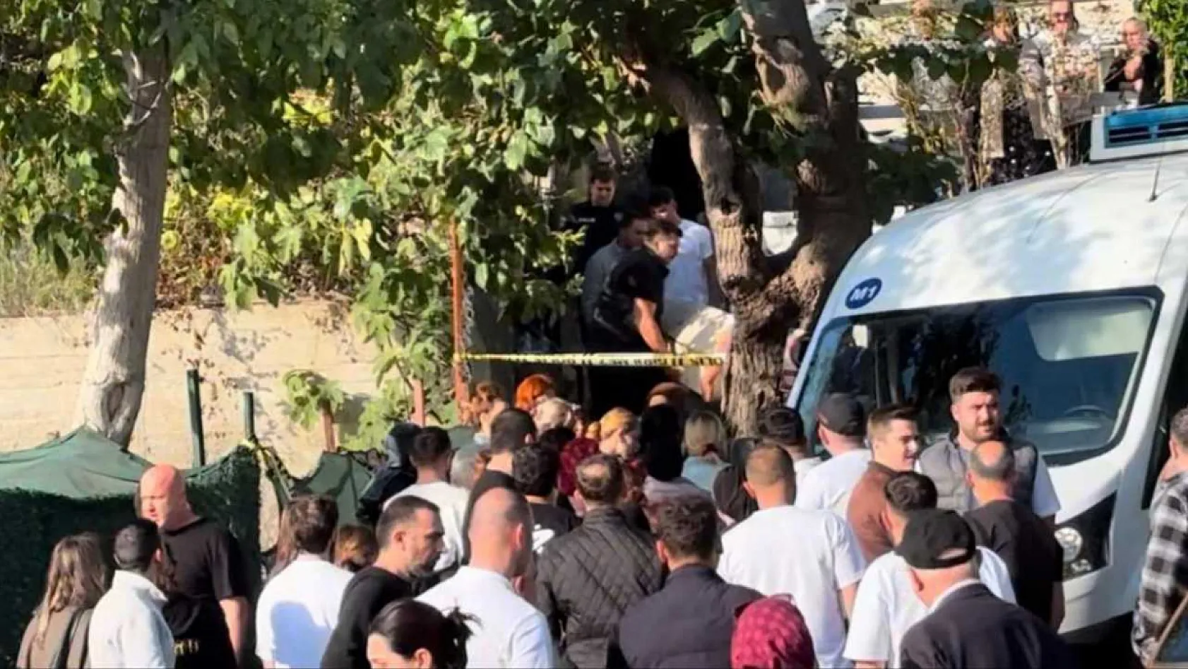 Kız arkadaşı olduğu öne sürülen kadını önce vurdu, ardından aynı silahla intihar etti