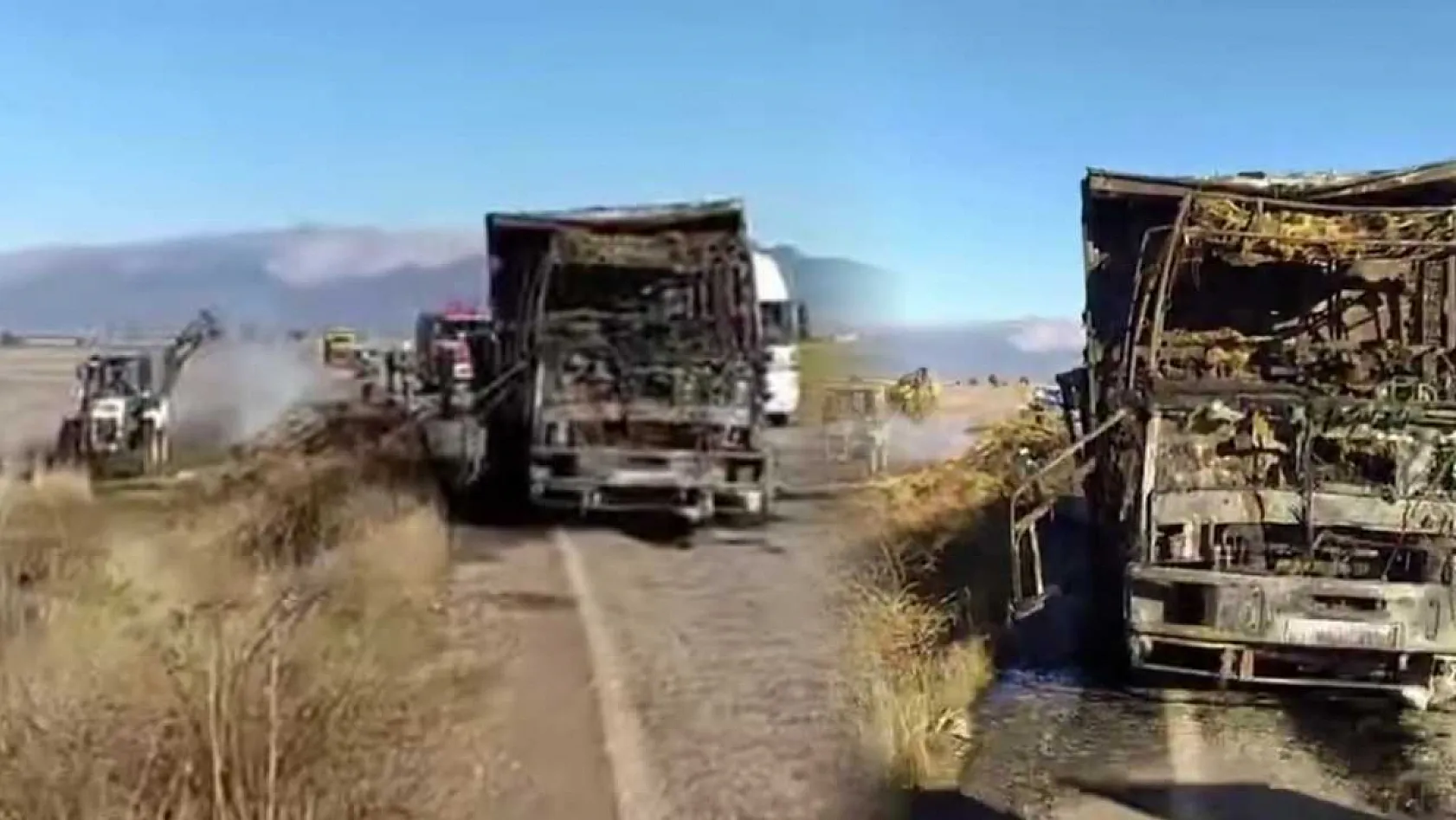 Saman Yüklü Kamyon Alev Aldı: Araç Kullanılamaz Hale Geldi