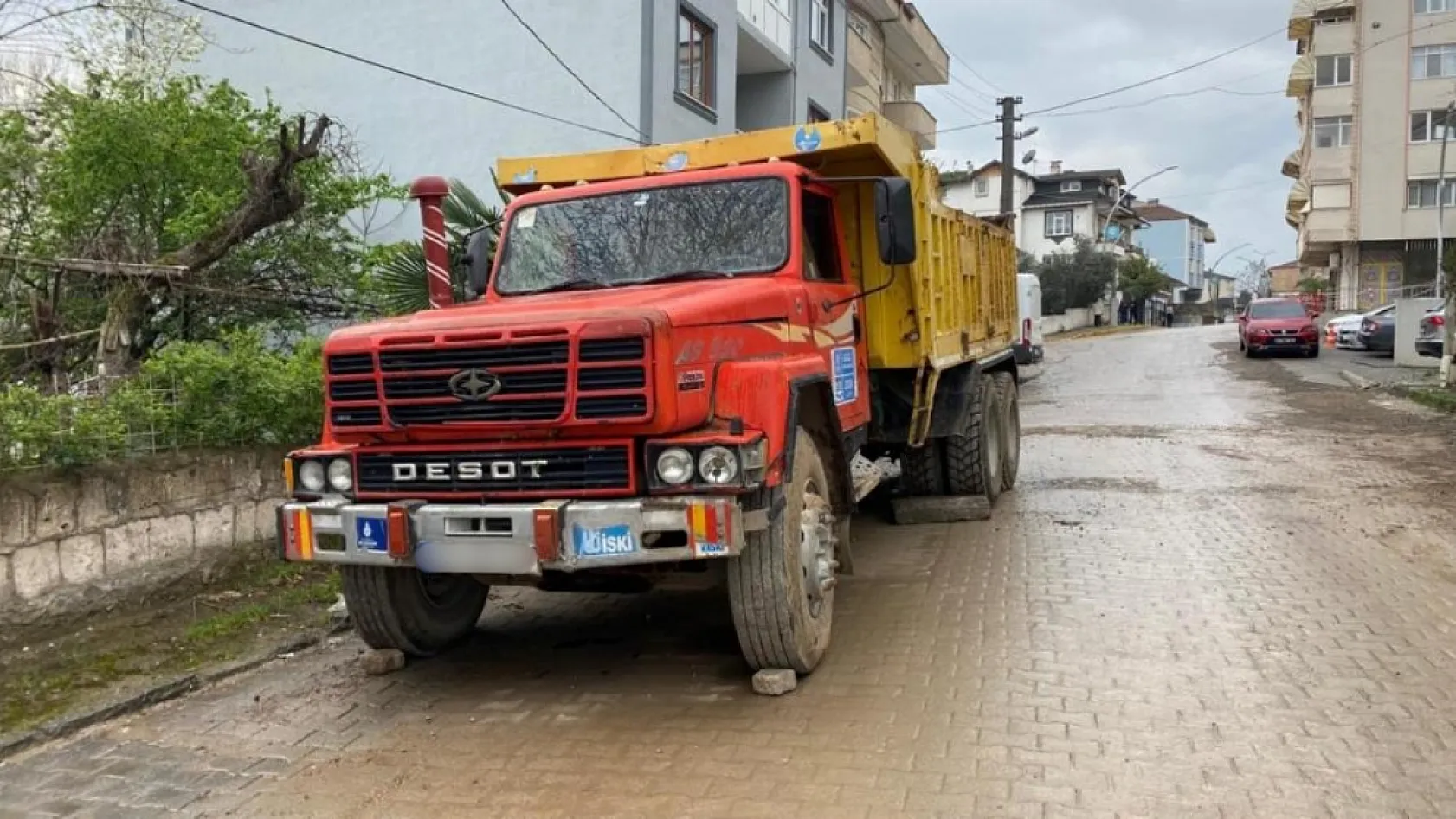 Freni boşalan kamyon dehşet saçtı: Yaşlı adam hayatını kaybetti