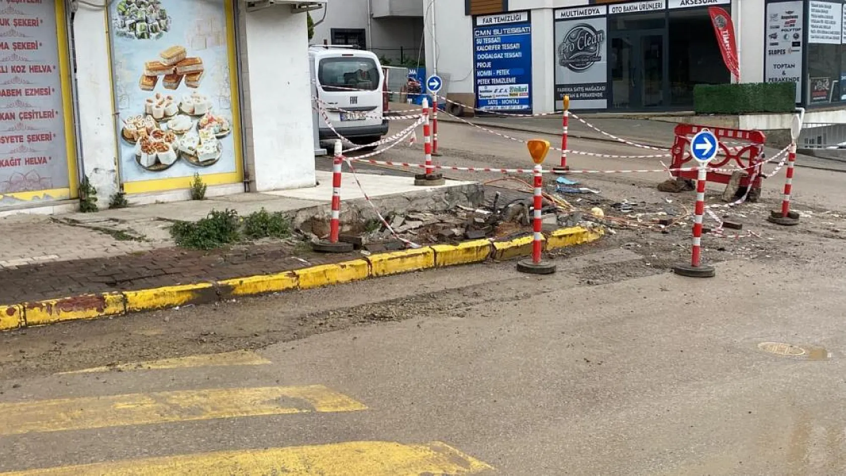 Freni boşalan kamyon dehşet saçtı: Yaşlı adam hayatını kaybetti