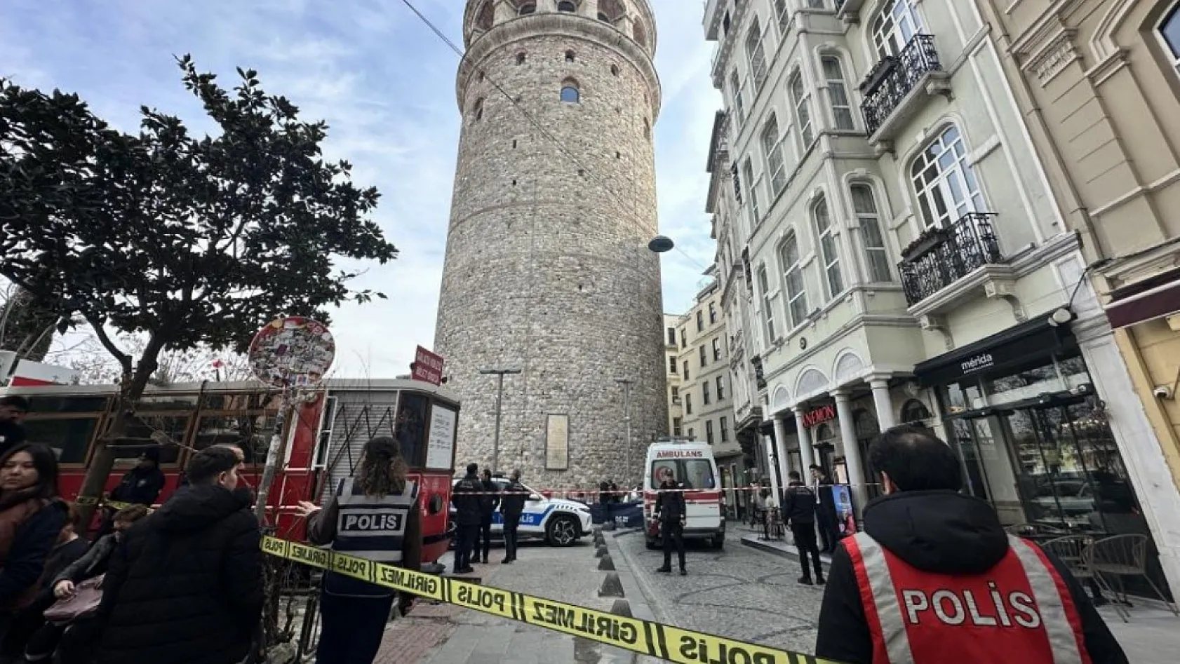 Galata Kulesi'nden atlayan kadın hayatını kaybetti
