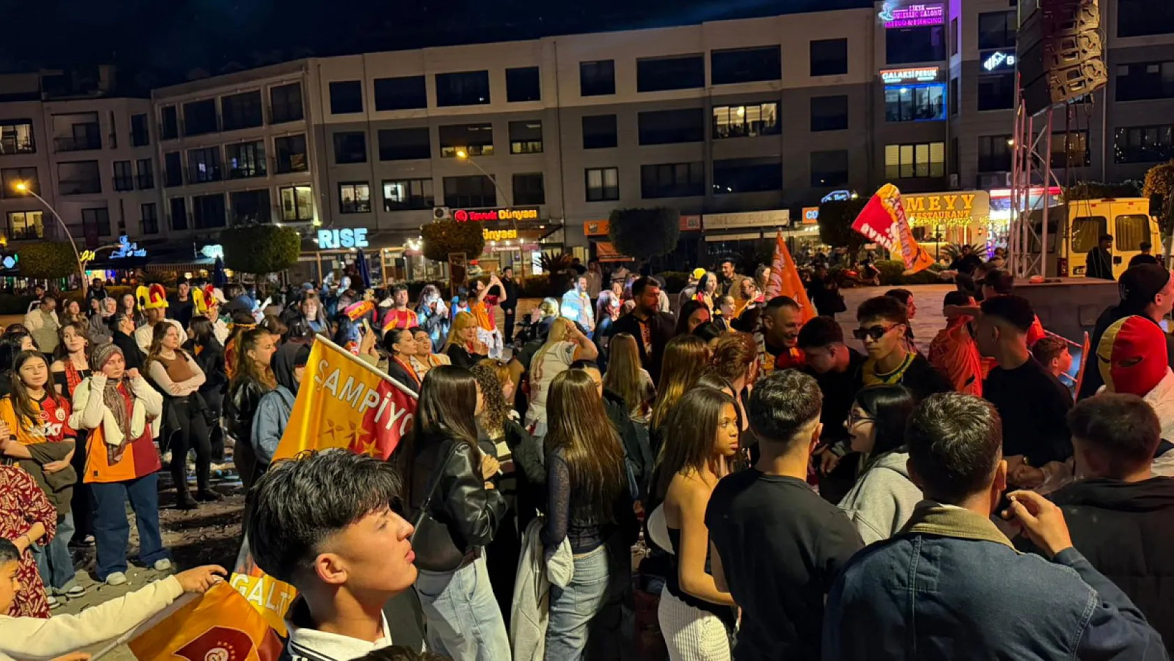 Galatasaray Samsun'da Yenildi: Fethiye'de Şampiyonluk Kutlamaları Haftaya Ertelendi