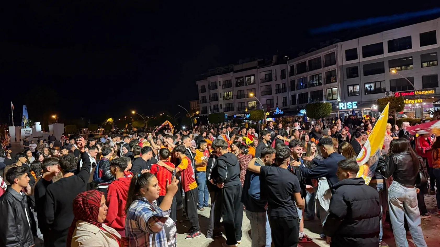 Galatasaray Samsun'da Yenildi: Fethiye'de Şampiyonluk Kutlamaları Haftaya Ertelendi