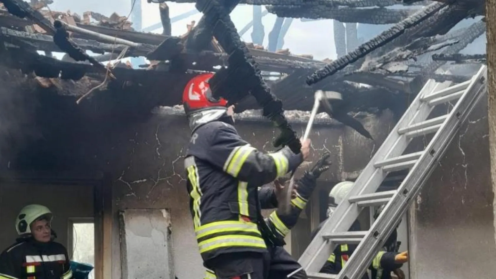 Geçtiğimiz hafta duraktan taksiyi çalmaya çalışıp yakalandı, bu sefer evini yaktı