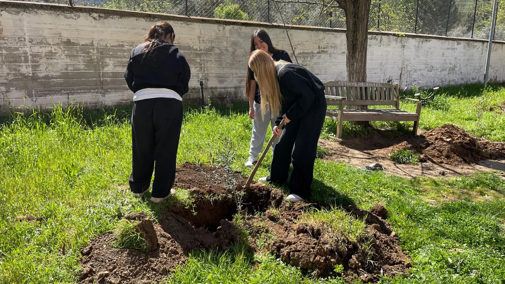 Geleceğe yeşil miras bırakıldı: Fethiye'de 250 fidan toprakla buluştu