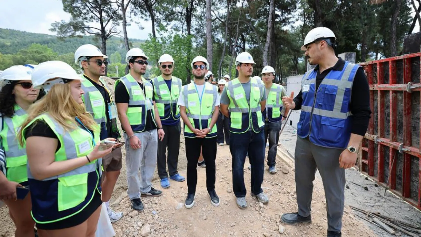 Geleceğin Mühendisleri Muğla'daki Huzurevi İnşaatını Gezdi