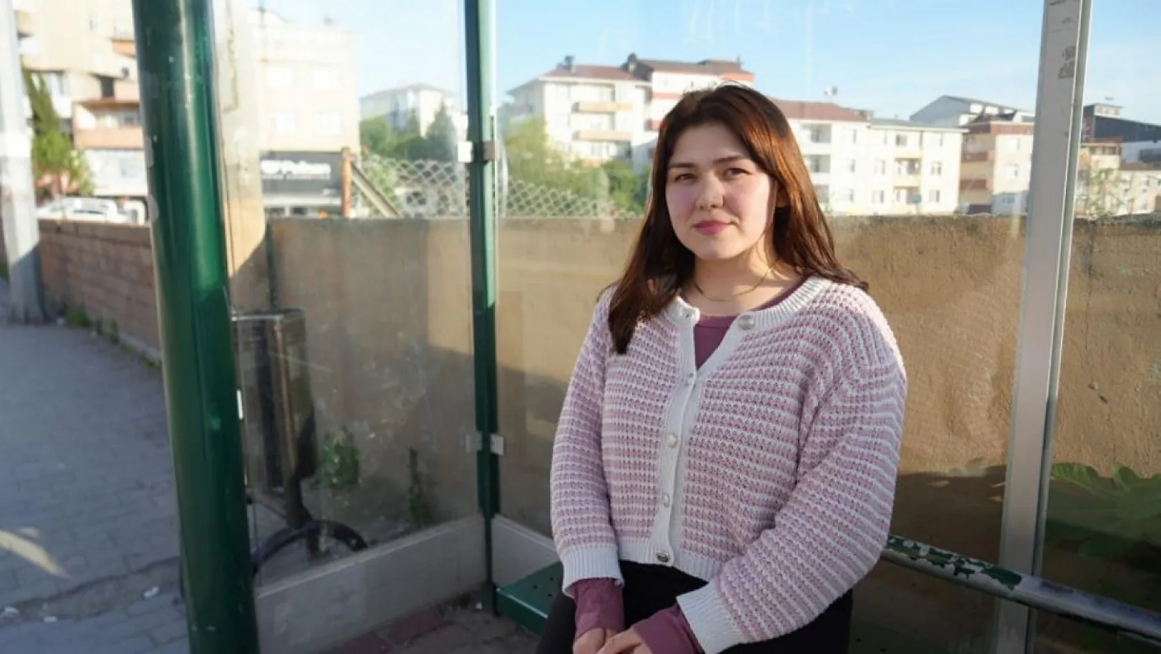 Genç kadın durakta tacizciyi saniye saniye kaydetti: 'Ben hovardayım, hovarda'