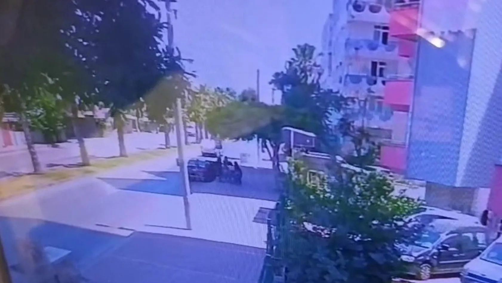 Genç kadını çocuğunun yanında hem dövdüler hem de videoya çektiler