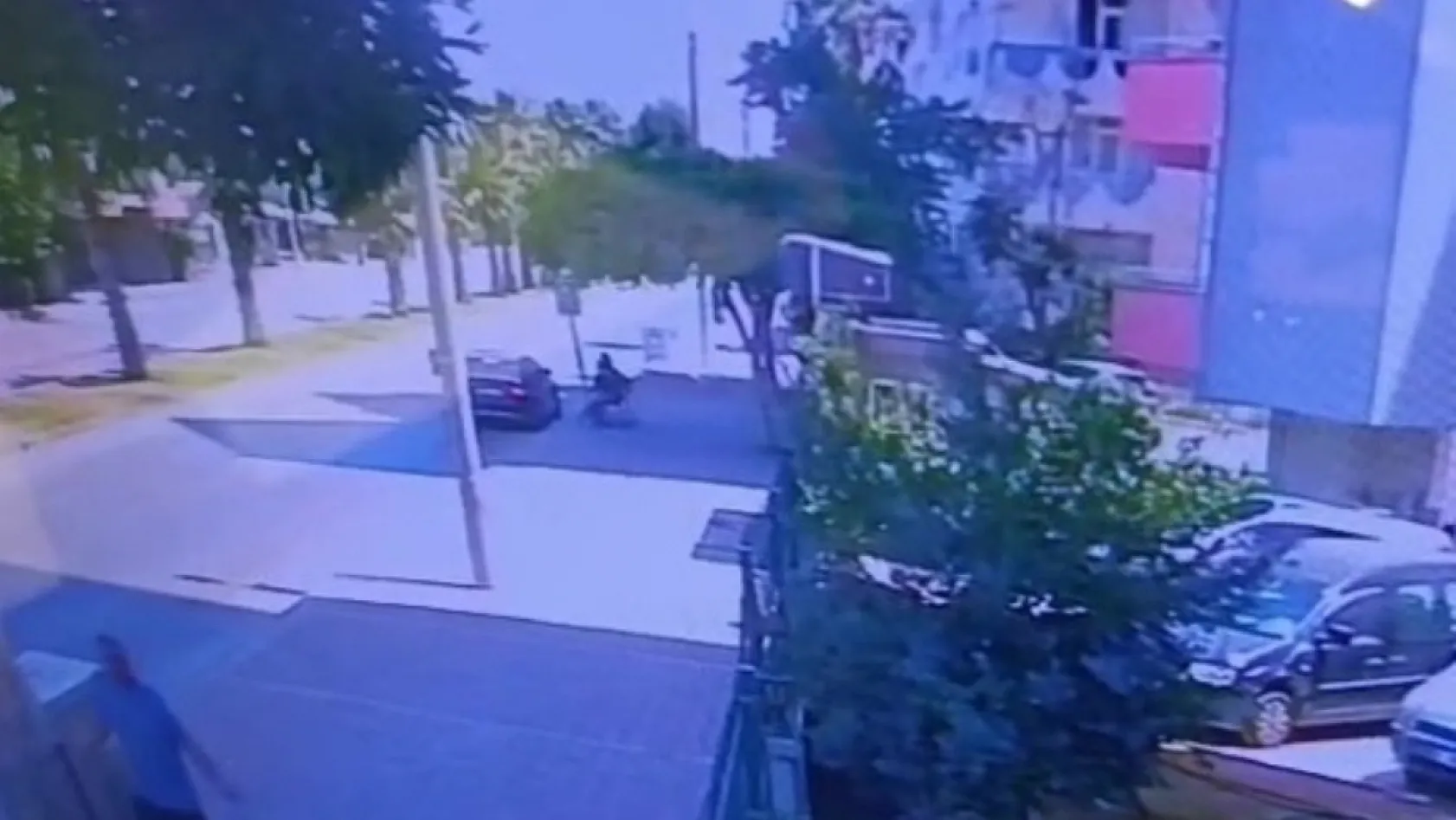Genç kadını çocuğunun yanında hem dövdüler hem de videoya çektiler