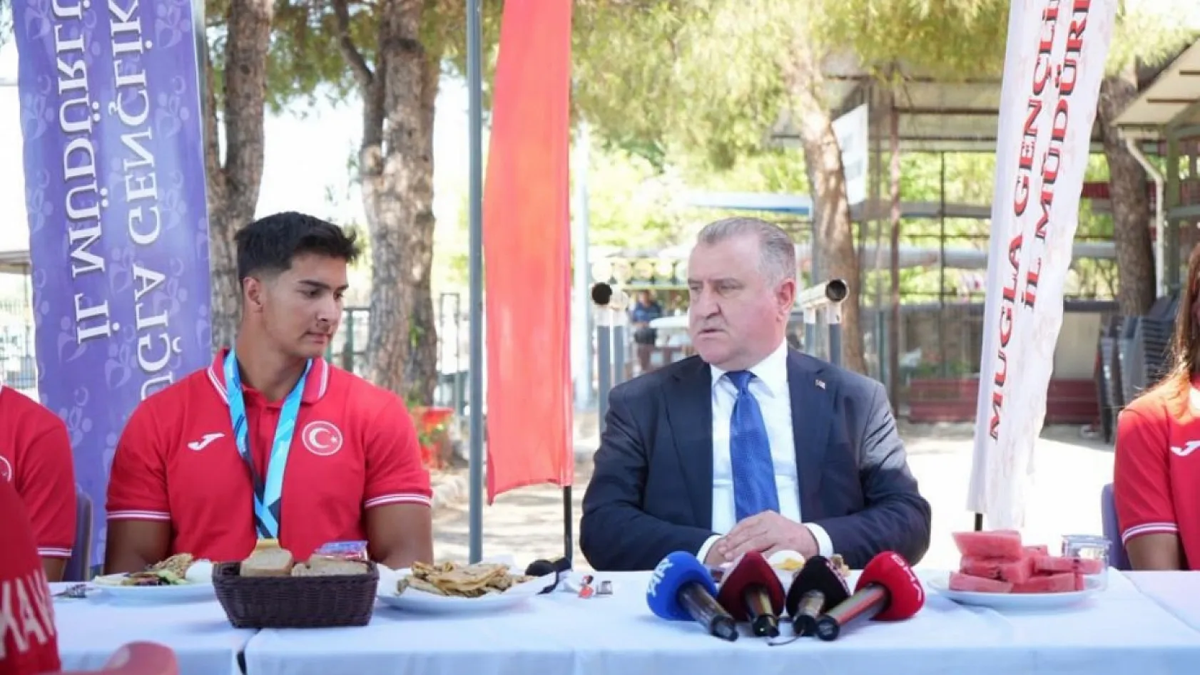 Gençlik ve Spor Bakanı Bak'ı Muğla'da milli sporcular karşıladı