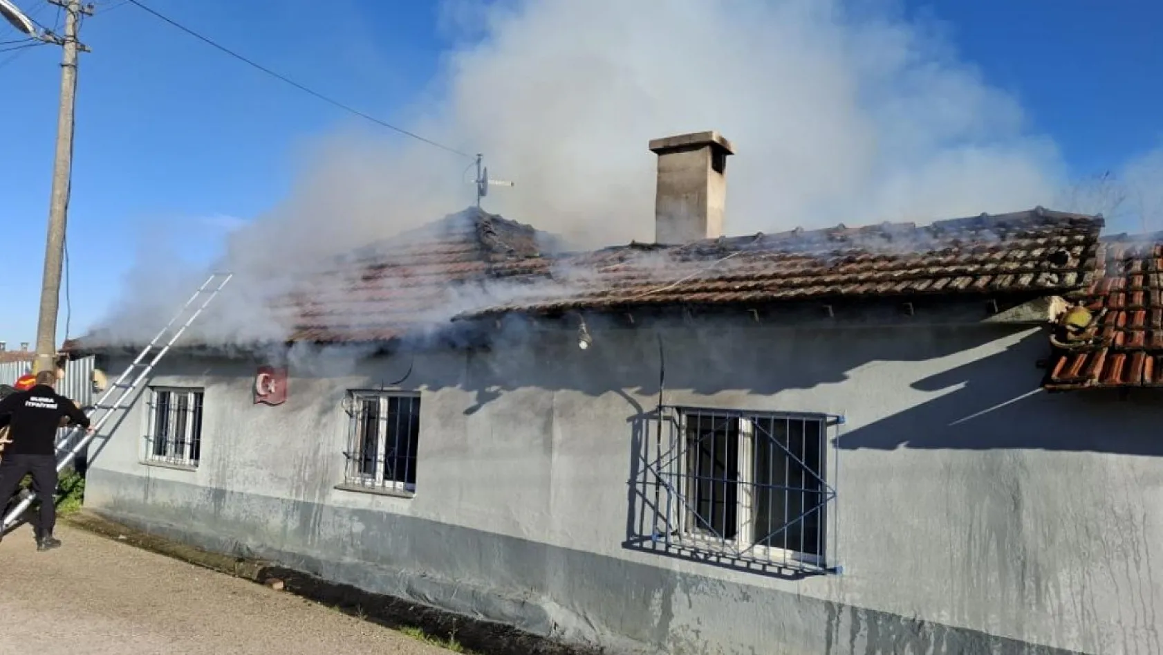 Yaşlı çiftin evi alevlere teslim oldu