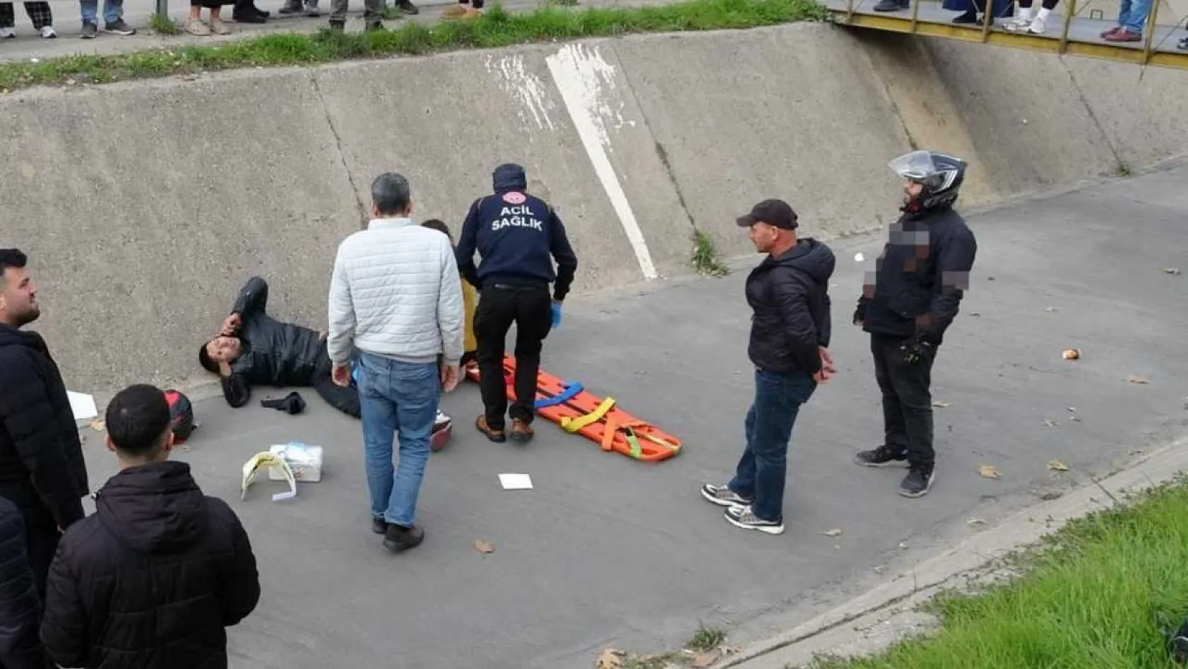 Yayaya yol veren motosikletli arkasından gelen otomobilin çarpmasıyla kanala uçtu