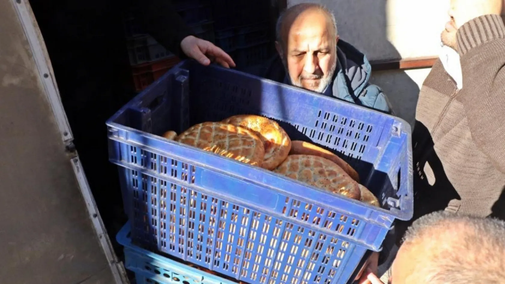 Gizli hayırseverin ücretsiz pide kuyruğu