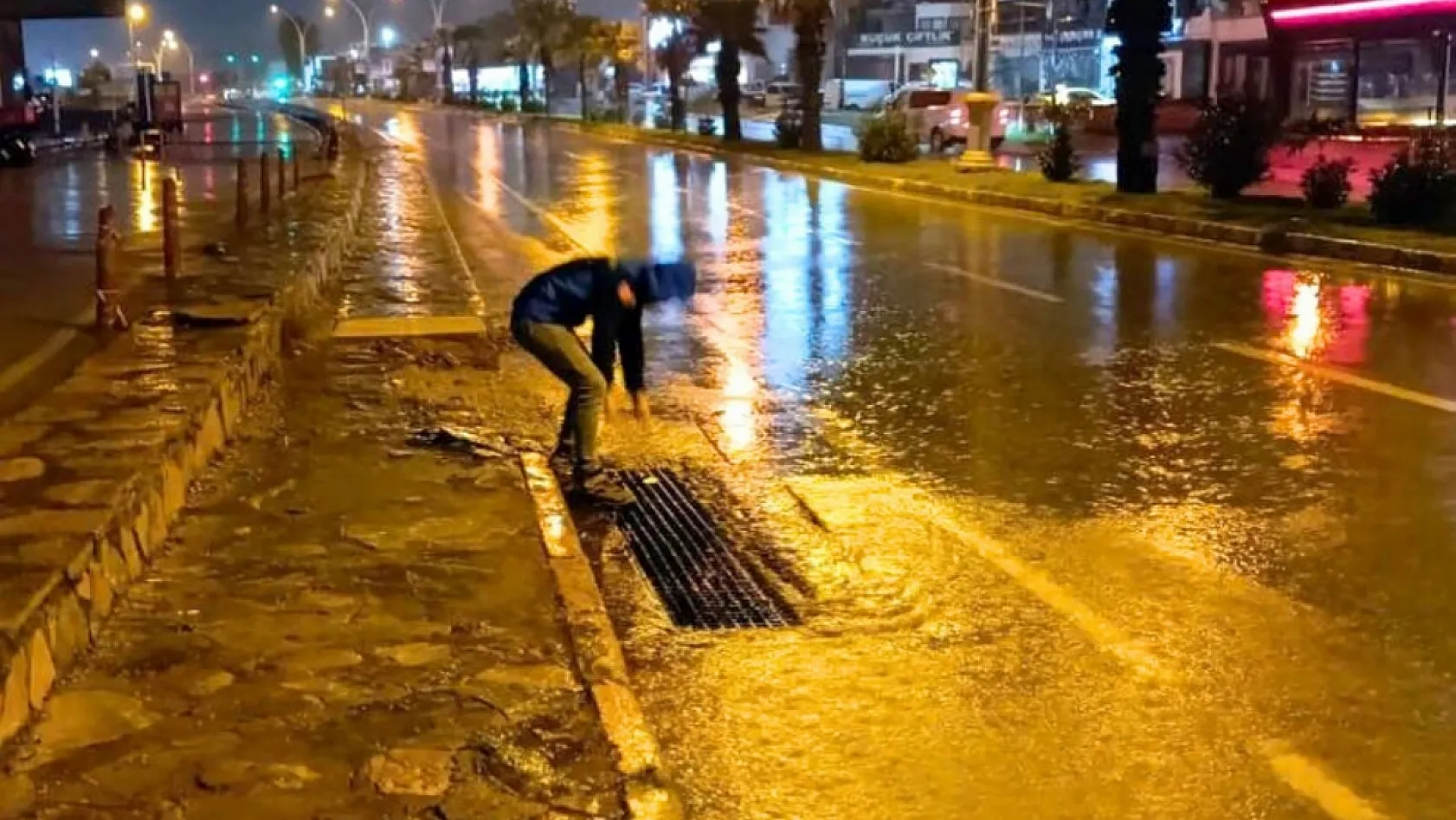 MUSKİ ekipleri gece boyunca tıkanan mazgalları açtı