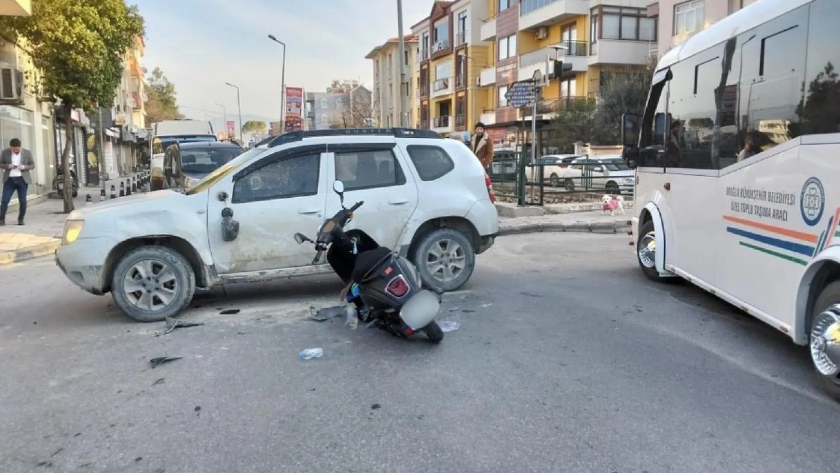 Milas'ta motosikletle otomobil çarpıştı: 1 yaralı