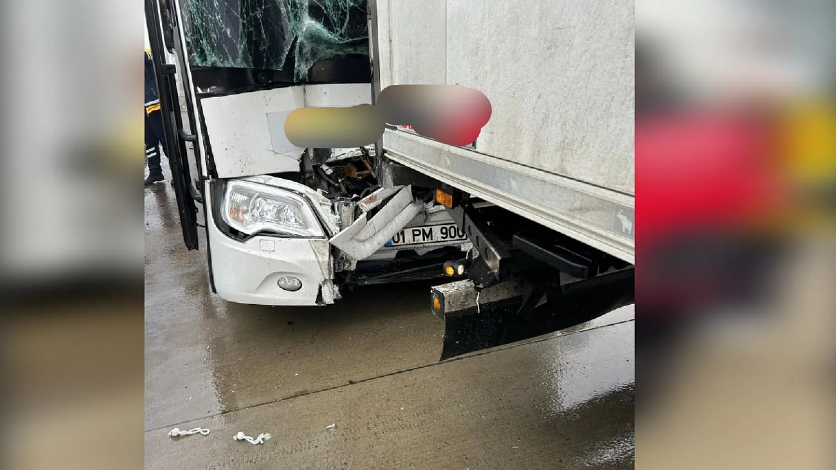 Yolcu otobüsü tıra çarptı: 8 yaralı