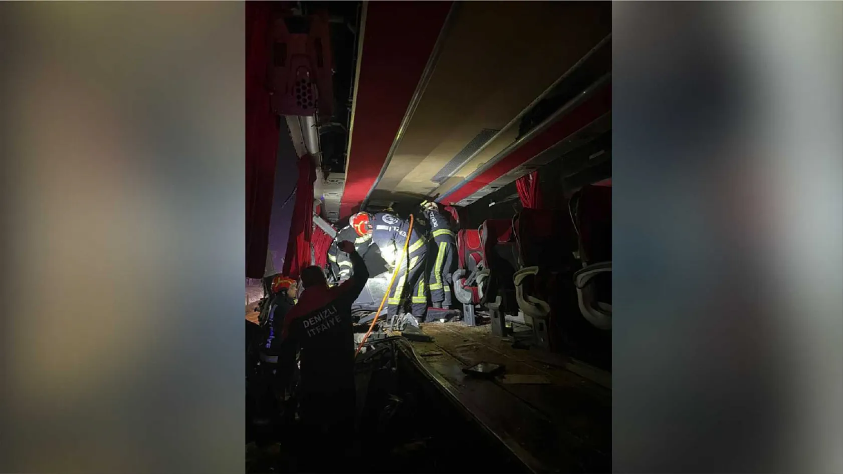 Feci kaza yolcu otobüsü akaryakıt istasyonundan çıkan tıra çarptı: 1 ölü, 20 yaralı
