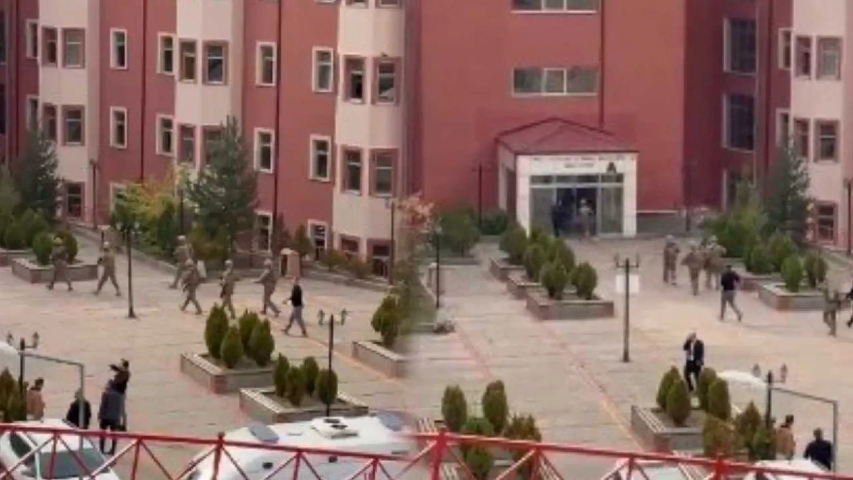 Üniversitede Personel Rehin Alındı, Polis İkna Çabalarını Sürdürüyor
