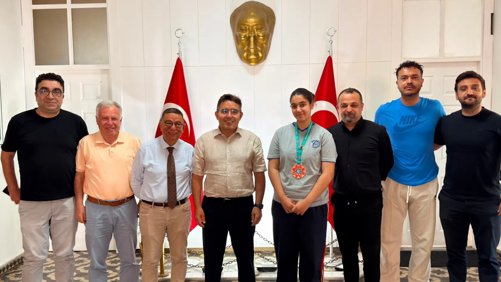 Dünya üçüncüsü kick boksçu Nilsu'dan Marmaris Kaymakamı Kaya'ya ziyaret