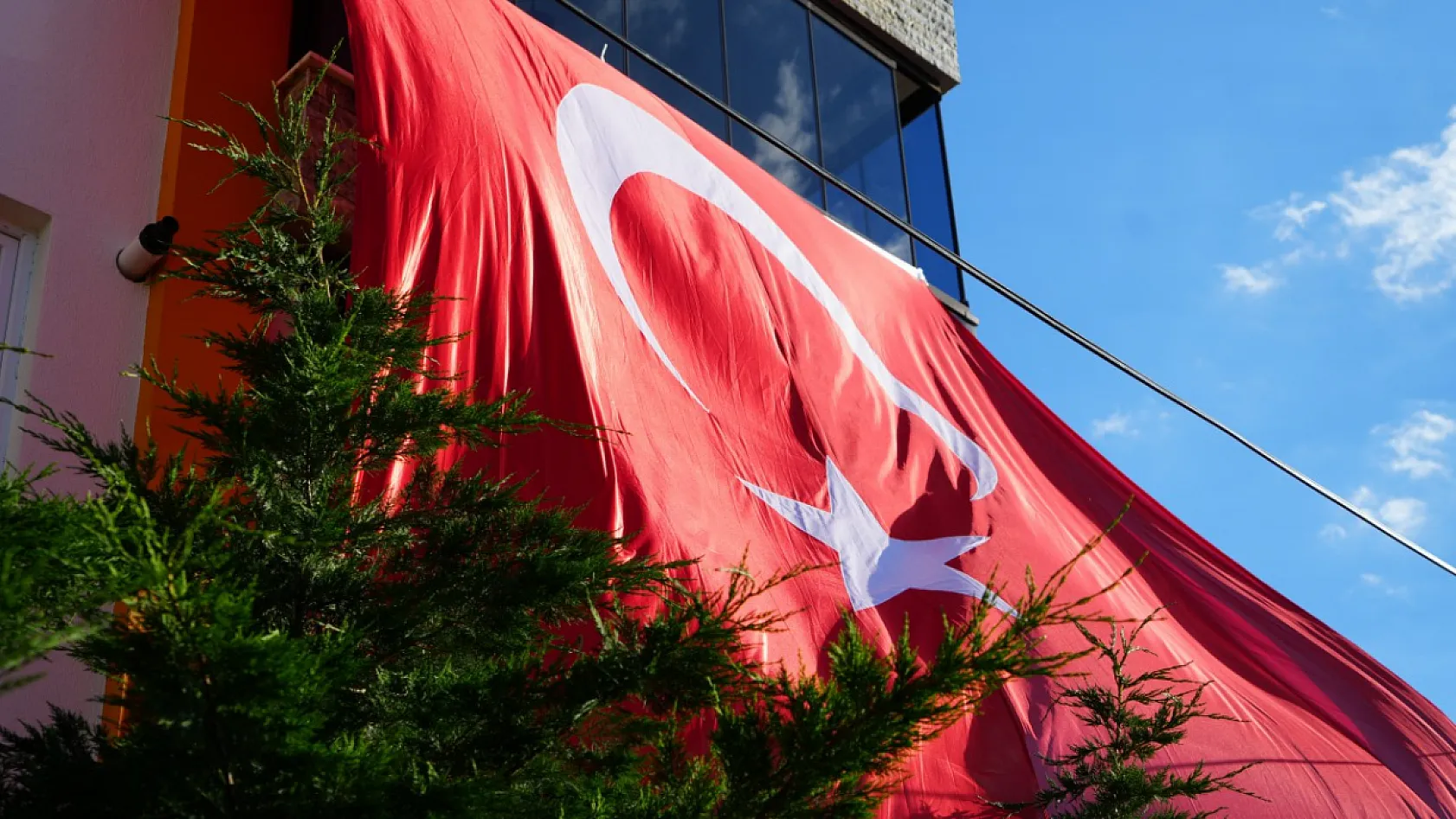 Görev başında şehit oldu, baba ocağı Türk bayraklarıyla donatıldı