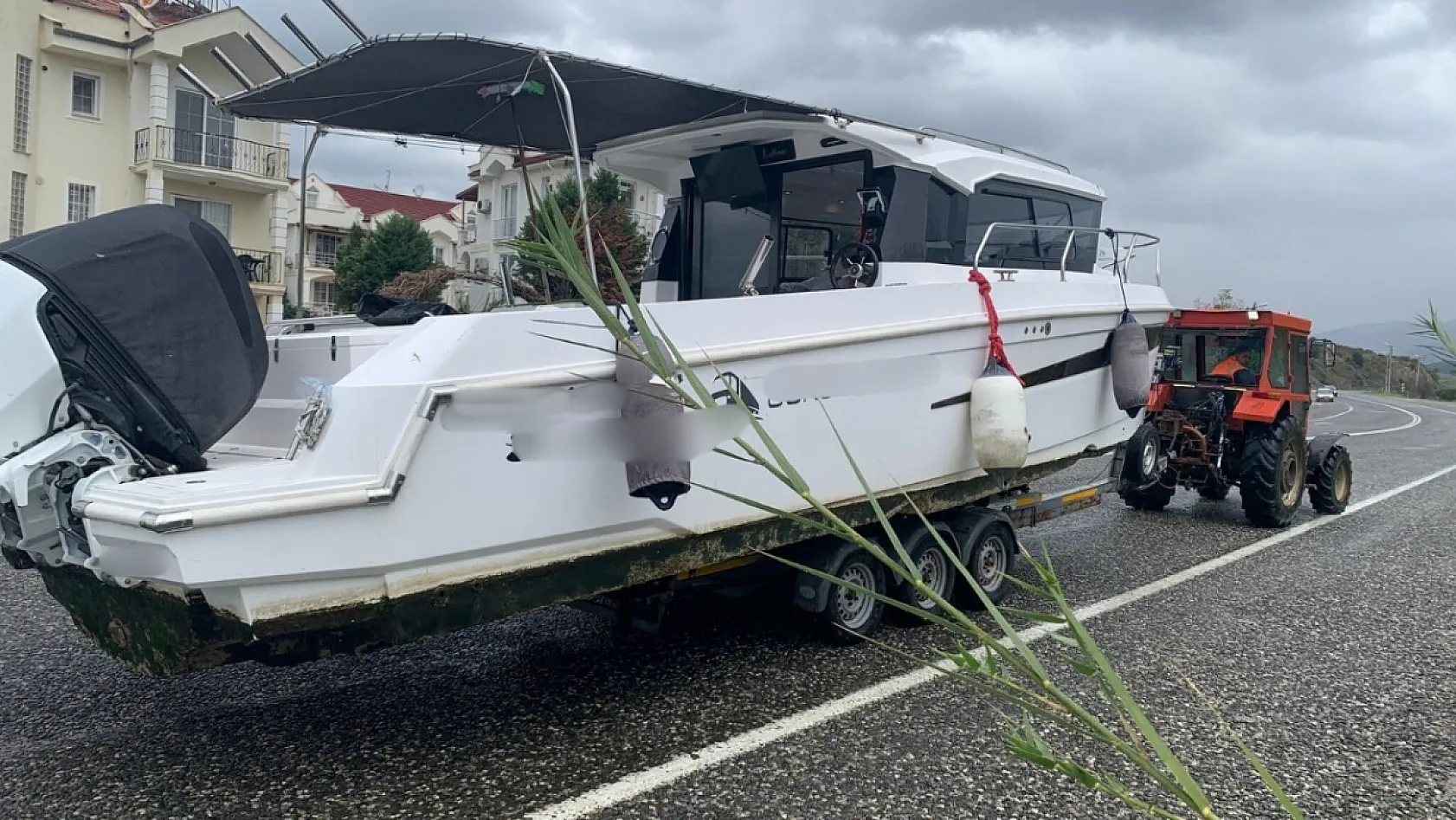 Fethiye'de Yağmur Altında Karayolunda Taşınan Tekne Trafik Güvenliğini Gündeme Getirdi