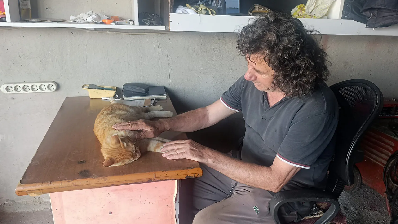 Gözleri görmeyen köpeğe 13 yıldır evladı gibi bakıyor
