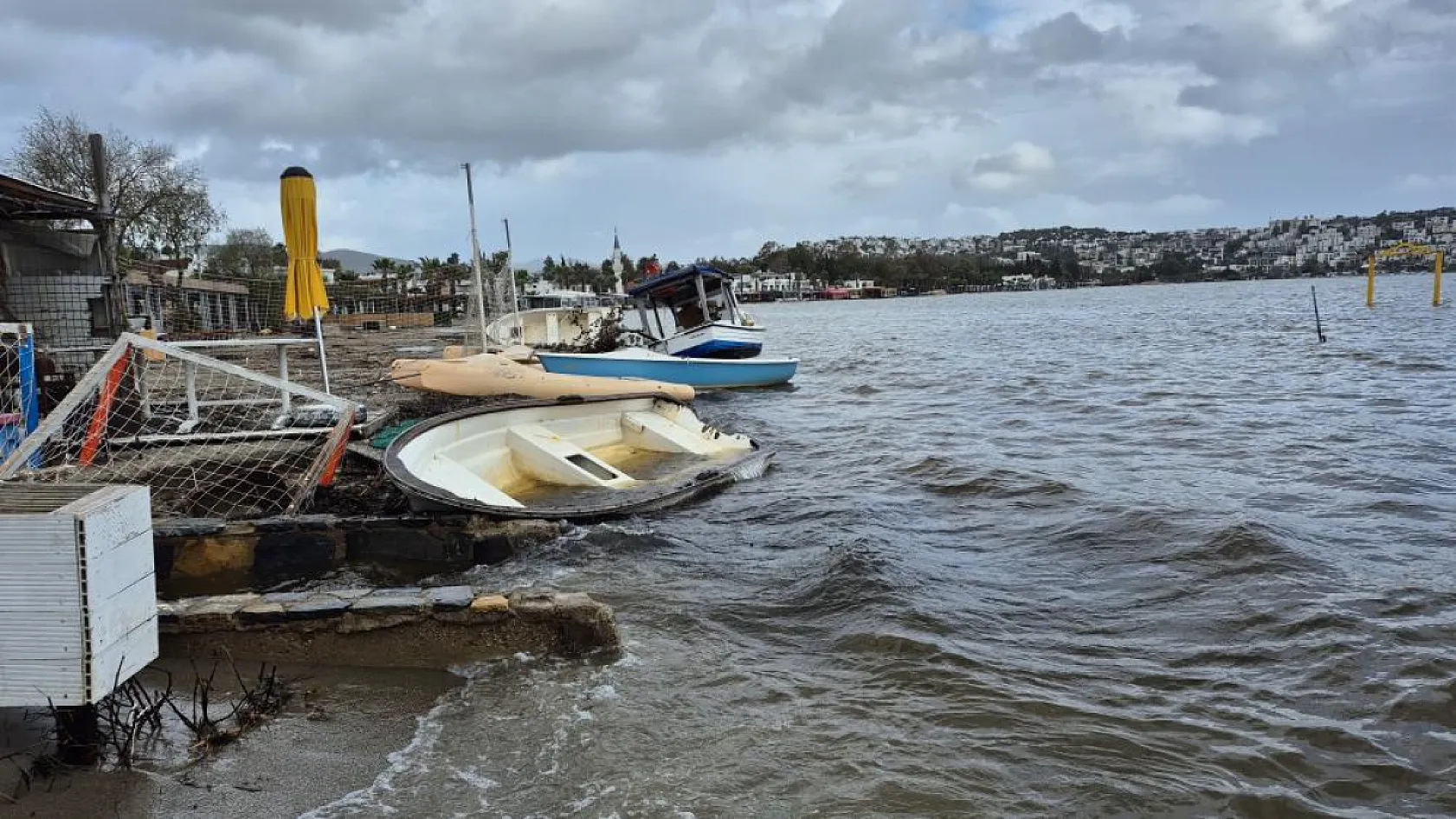 Bodrum'da tekneler kıyıya sürüklendi