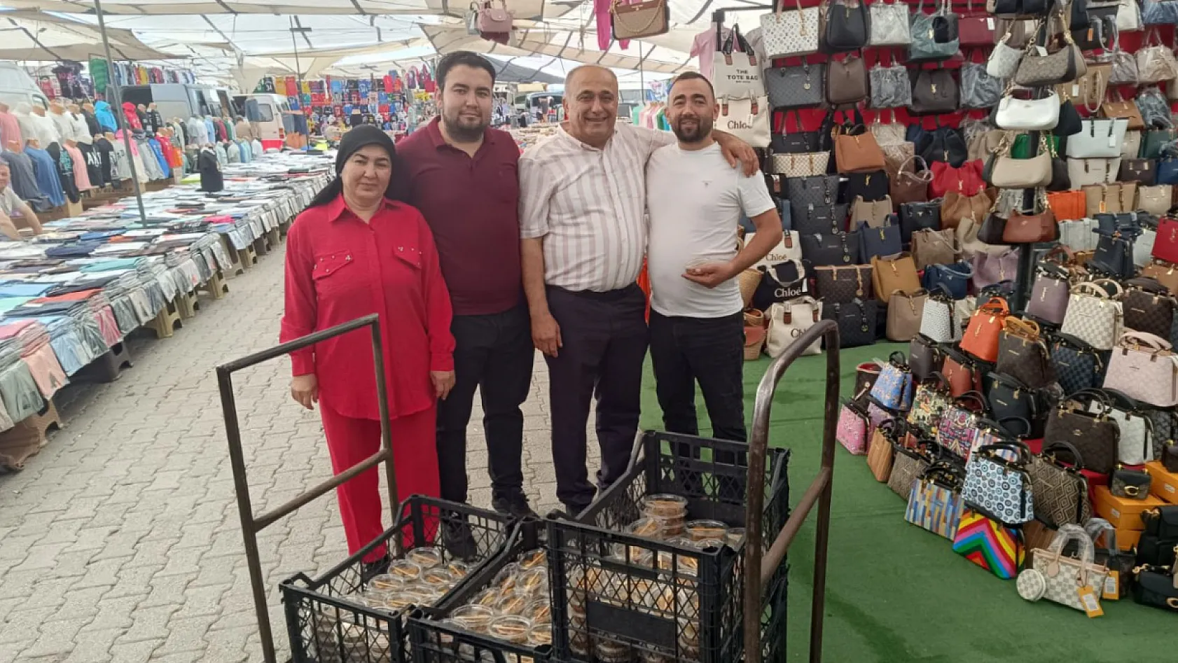 Halil Ayat, Fethiye Salı Pazarı esnafıyla tek tek bayramlaştı, baklava ikram etti