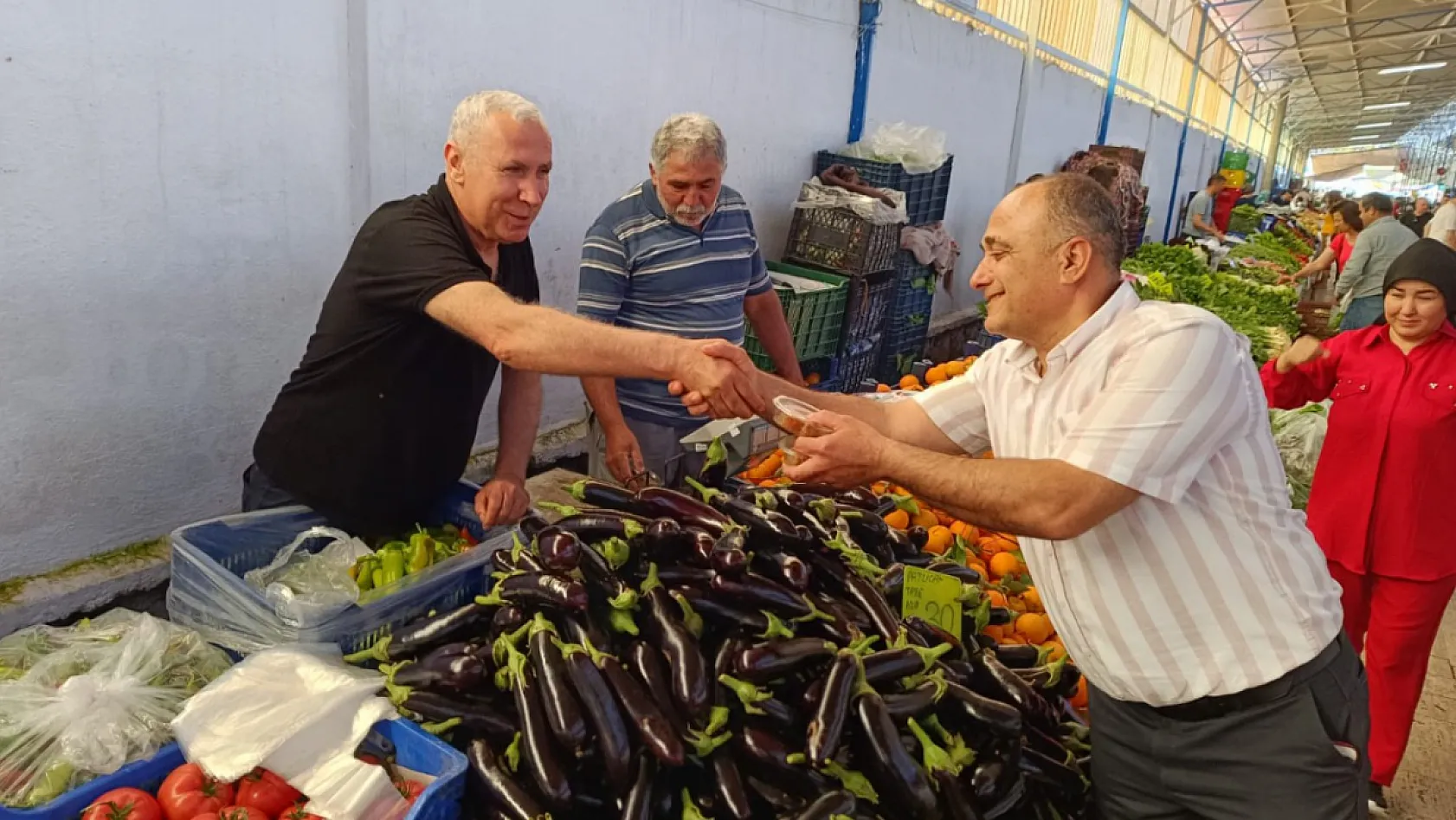 Halil Ayat, Fethiye Salı Pazarı esnafıyla tek tek bayramlaştı, baklava ikram etti