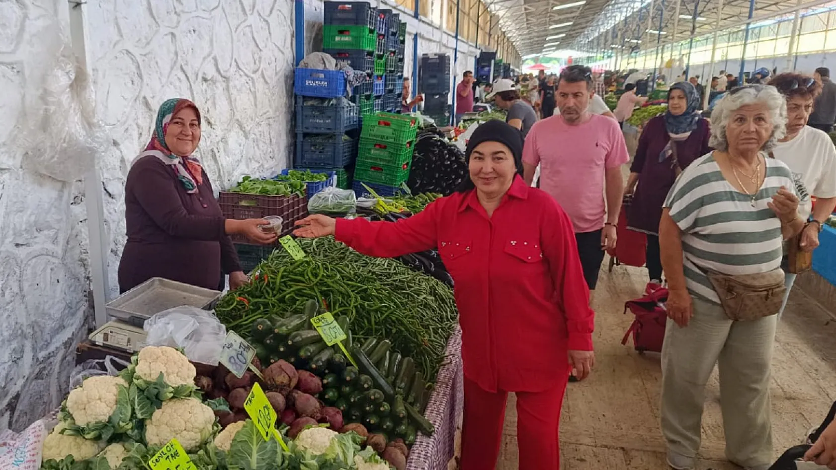 Halil Ayat, Fethiye Salı Pazarı esnafıyla tek tek bayramlaştı, baklava ikram etti