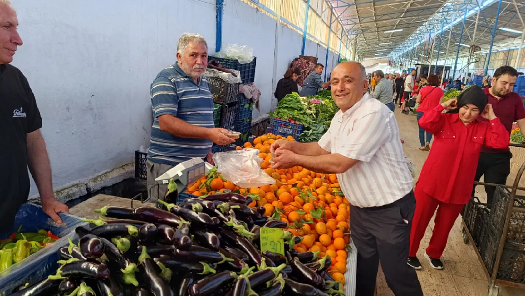 Halil Ayat, Fethiye Salı Pazarı esnafıyla tek tek bayramlaştı, baklava ikram etti