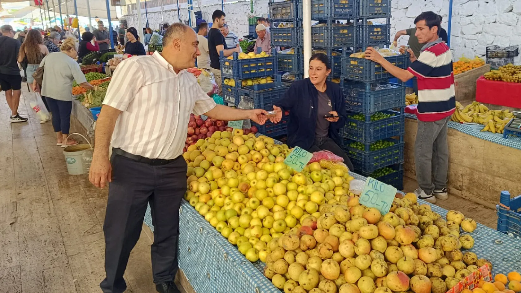 Halil Ayat, Fethiye Salı Pazarı esnafıyla tek tek bayramlaştı, baklava ikram etti