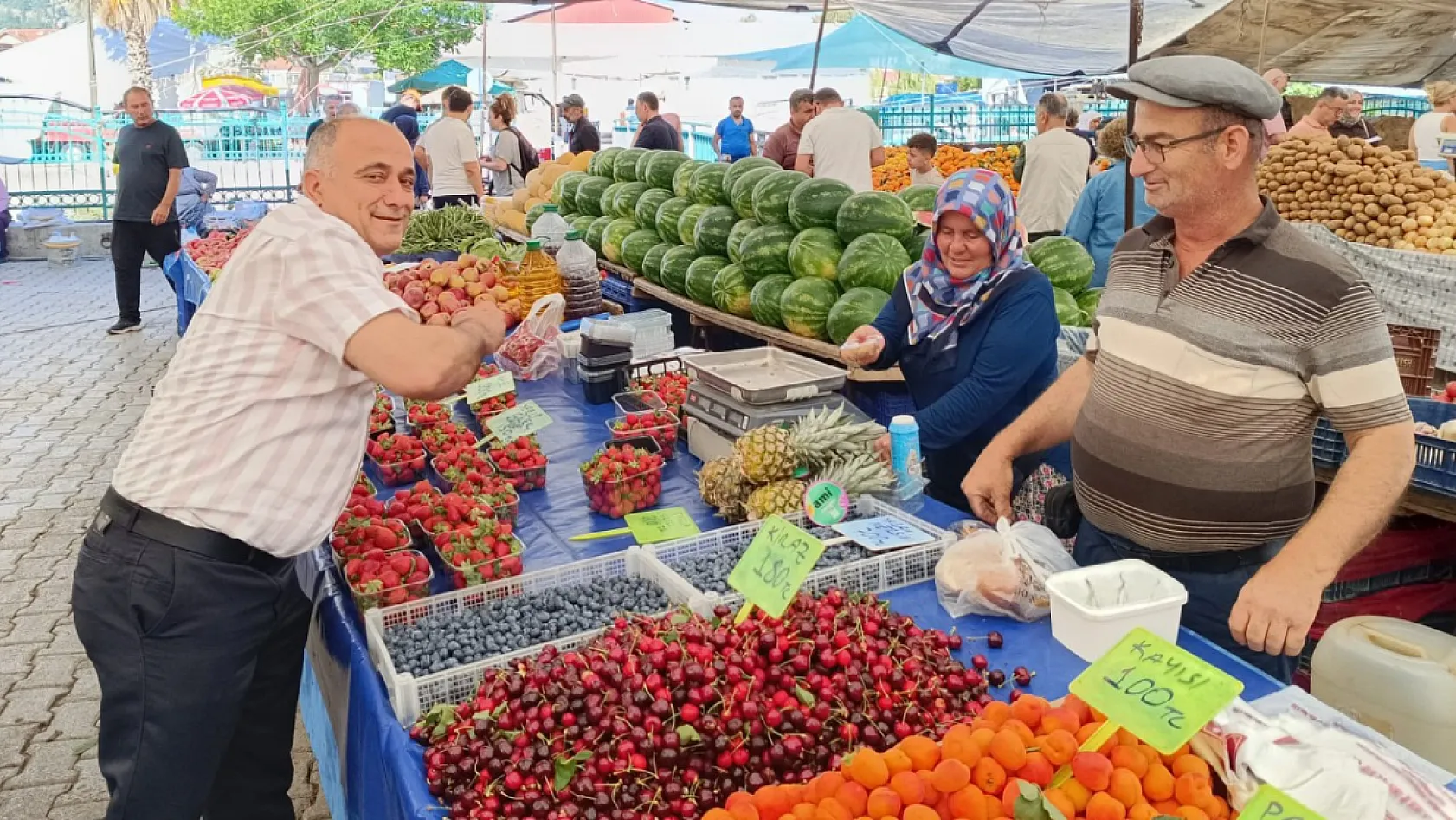 Halil Ayat, Fethiye Salı Pazarı esnafıyla tek tek bayramlaştı, baklava ikram etti