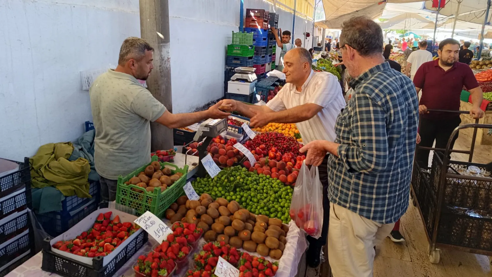 Halil Ayat, Fethiye Salı Pazarı esnafıyla tek tek bayramlaştı, baklava ikram etti