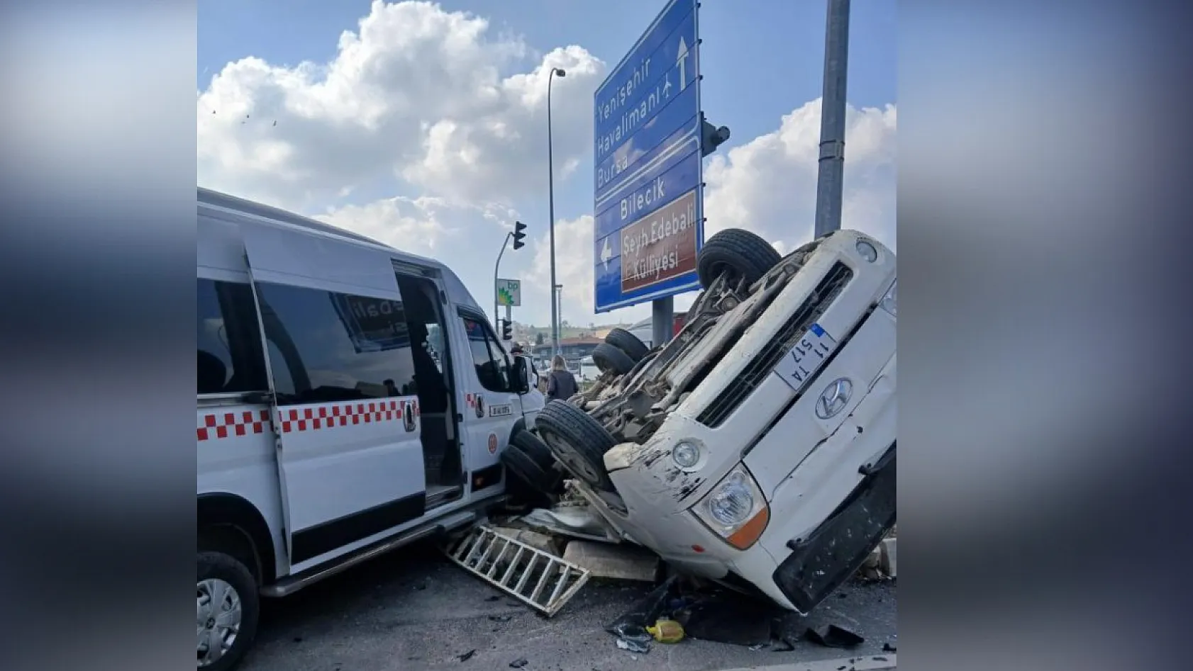 Hastane Kavşağında Feci Kaza: Kamyonet Takla Attı, 9 Kişi Yaralandı