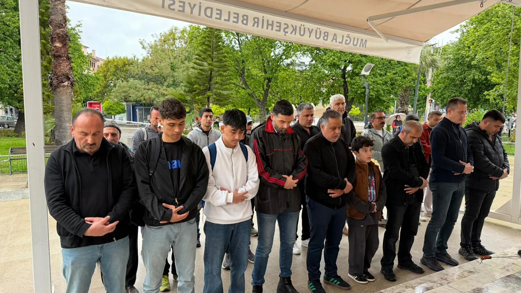 Hayatını kaybeden öğretmen ve öğrenciler için Fethiye'de gıyabi cenaze namazı