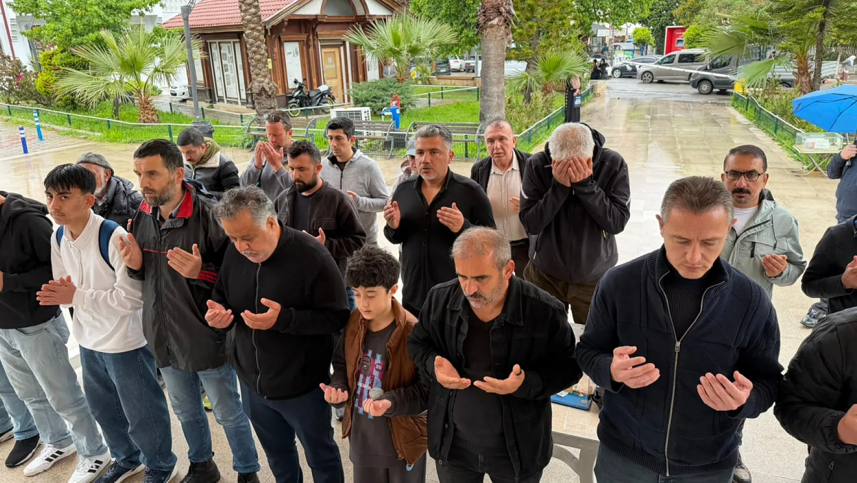 Hayatını kaybeden öğretmen ve öğrenciler için Fethiye'de gıyabi cenaze namazı