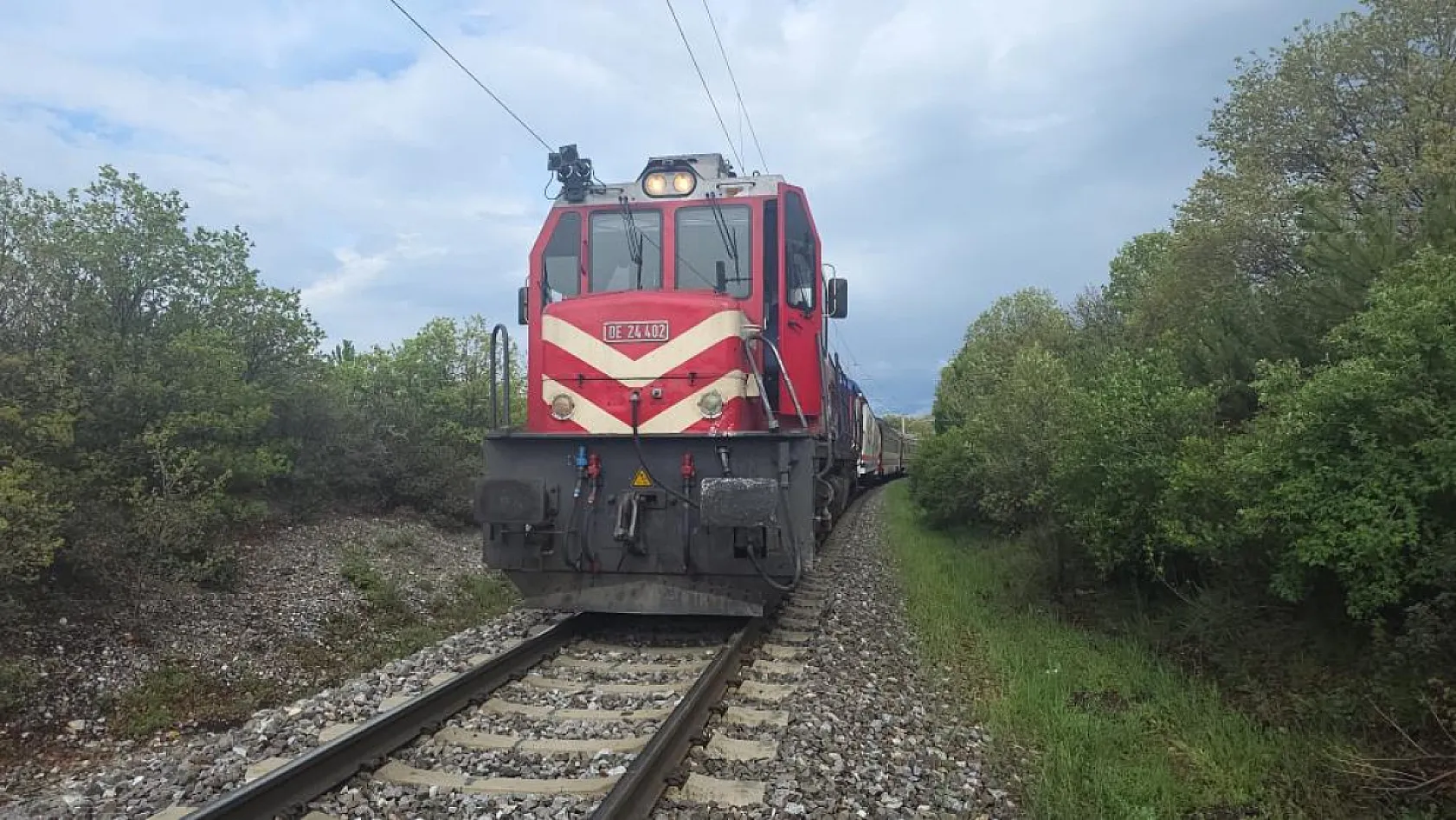 Hemzemin geçitte korkutan kaza: Yolcu treni kamyonete çarptı, 4 yaralı