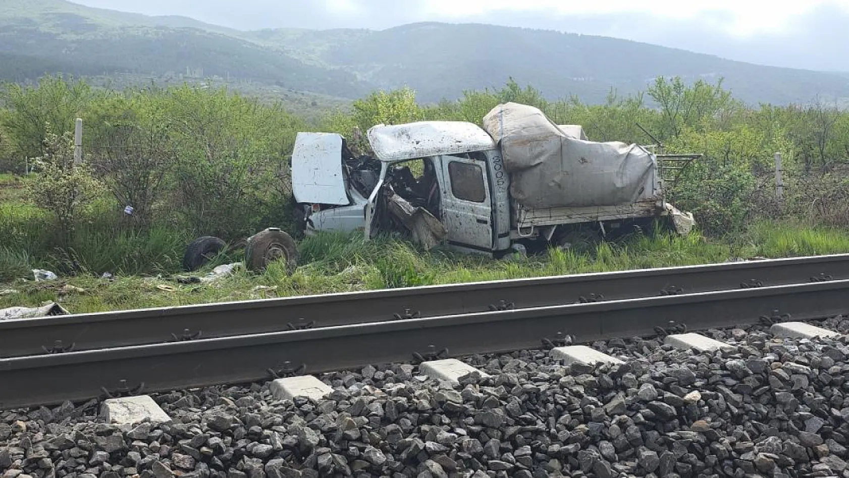 Hemzemin geçitte korkutan kaza: Yolcu treni kamyonete çarptı, 4 yaralı