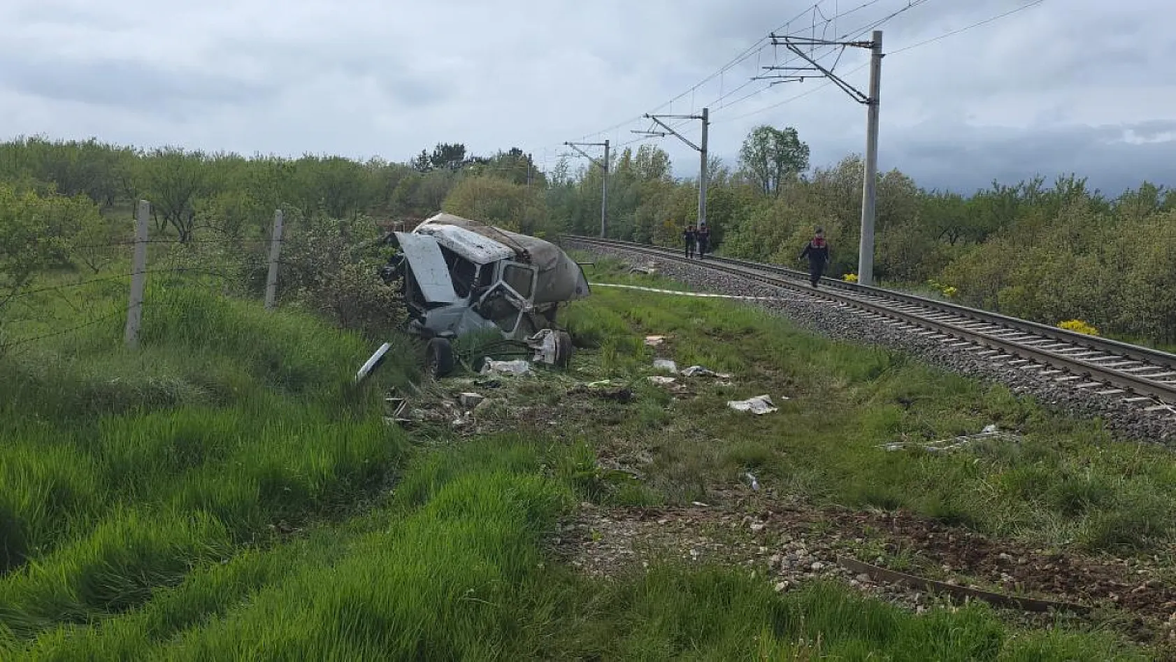 Hemzemin geçitte korkutan kaza: Yolcu treni kamyonete çarptı, 4 yaralı